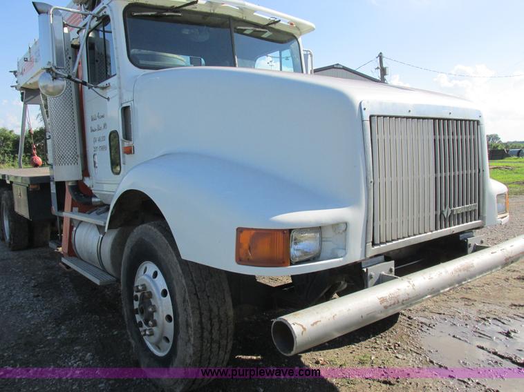 image for item L4015 1993 International 9400 crane truck