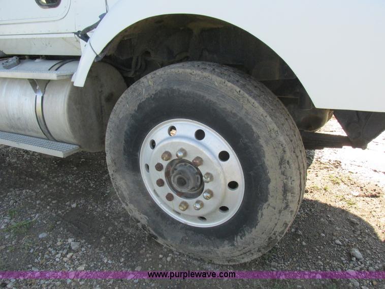 image for item L4015 1993 International 9400 crane truck