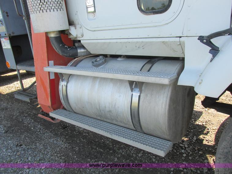 image for item L4015 1993 International 9400 crane truck