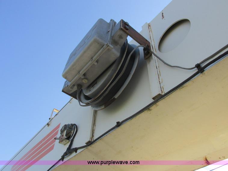 image for item L4015 1993 International 9400 crane truck