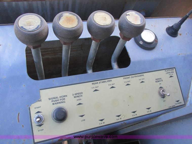 image for item L4015 1993 International 9400 crane truck