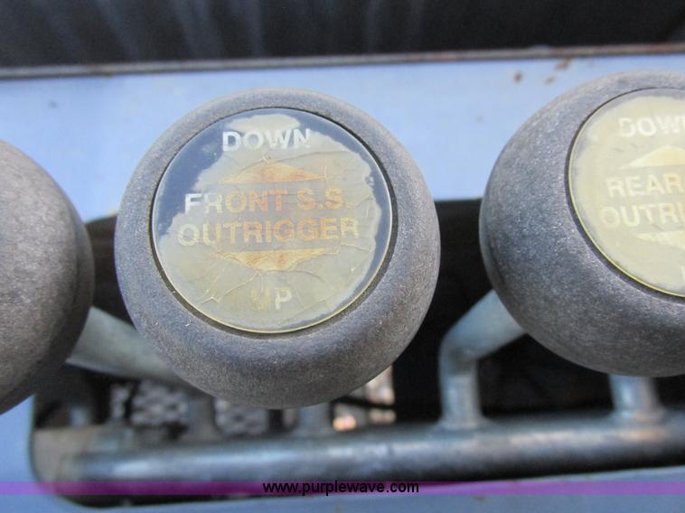 image for item L4015 1993 International 9400 crane truck