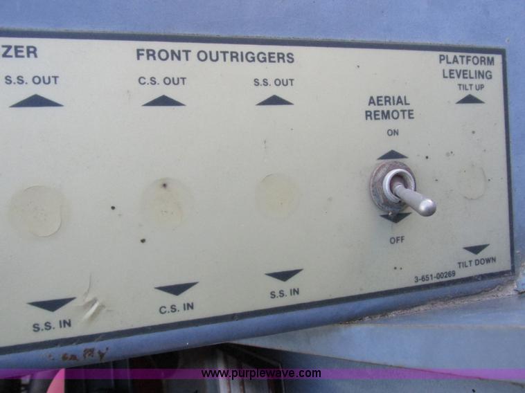 image for item L4015 1993 International 9400 crane truck