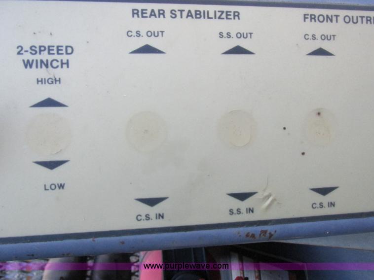 image for item L4015 1993 International 9400 crane truck