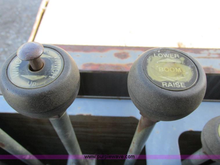 image for item L4015 1993 International 9400 crane truck