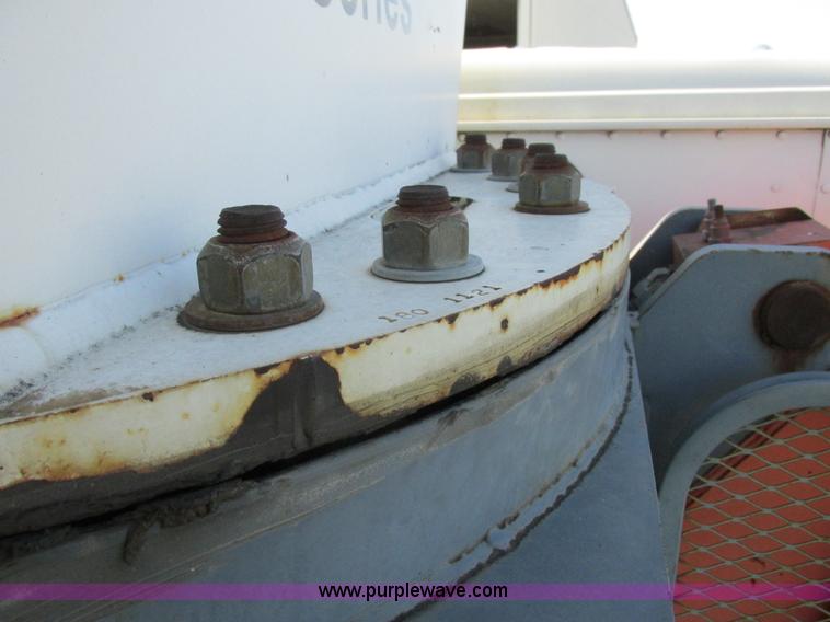 image for item L4015 1993 International 9400 crane truck