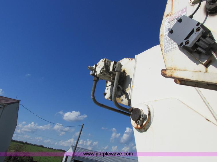 image for item L4015 1993 International 9400 crane truck