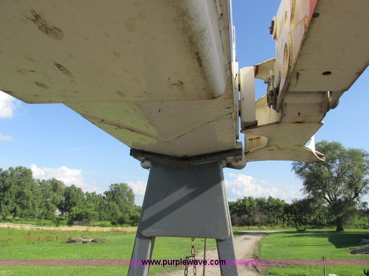 image for item L4015 1993 International 9400 crane truck