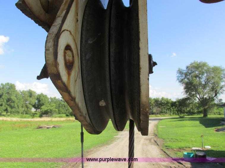 image for item L4015 1993 International 9400 crane truck