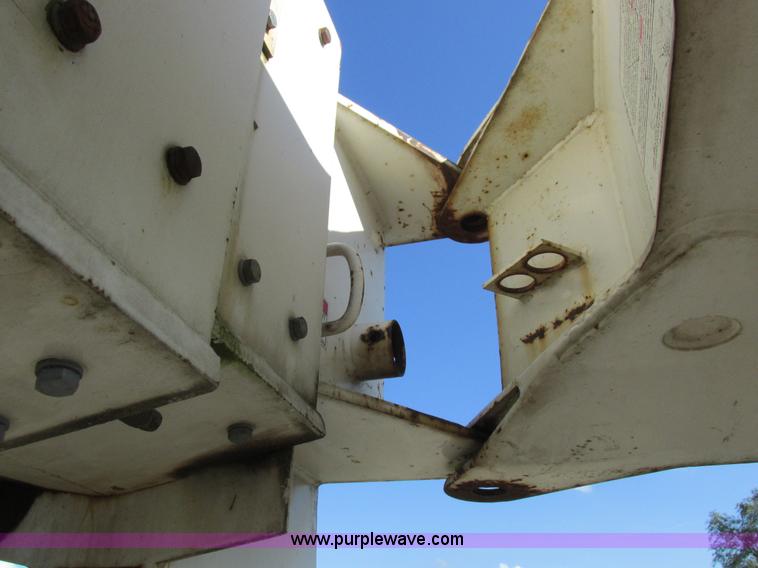 image for item L4015 1993 International 9400 crane truck