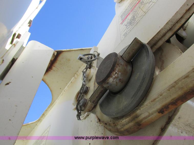 image for item L4015 1993 International 9400 crane truck