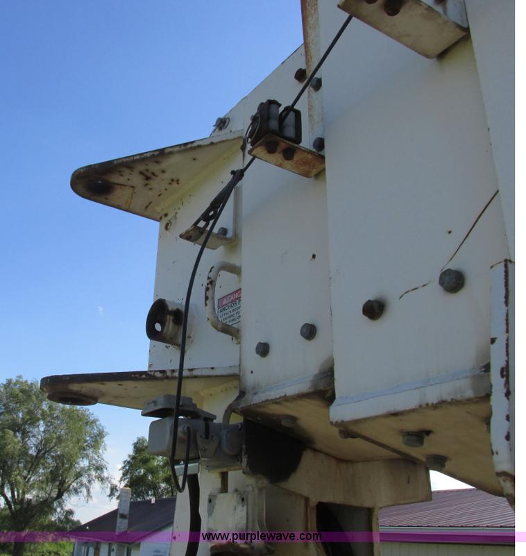 image for item L4015 1993 International 9400 crane truck