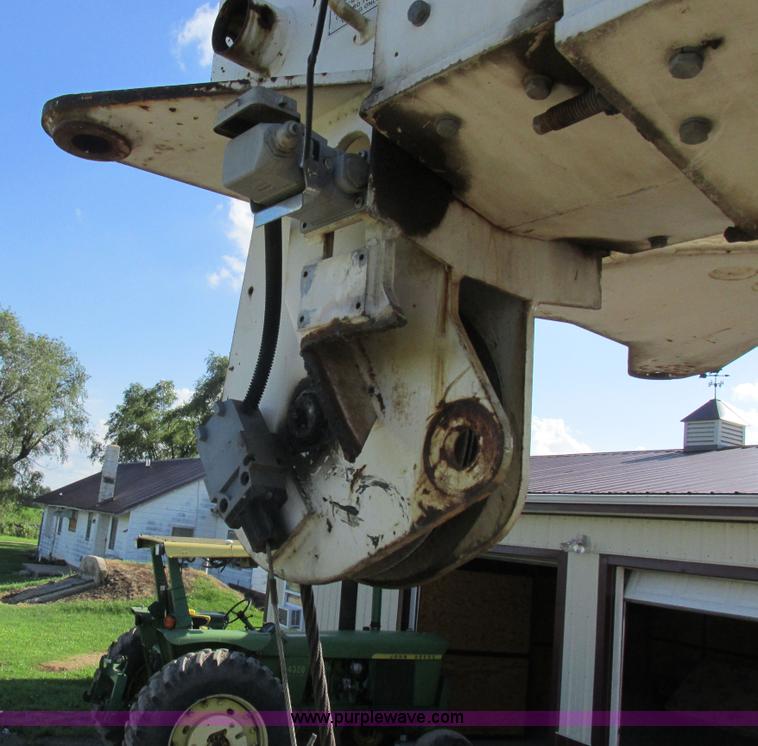 image for item L4015 1993 International 9400 crane truck