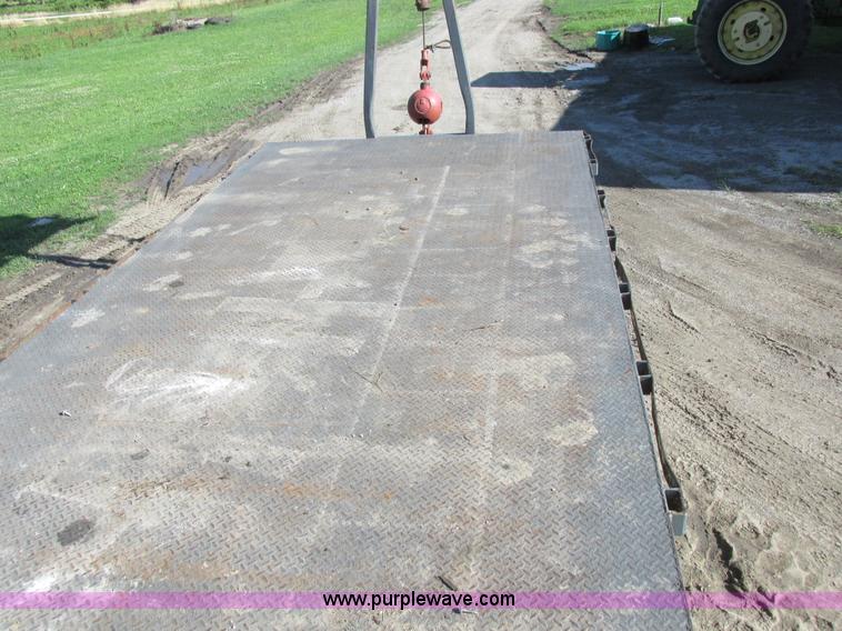 image for item L4015 1993 International 9400 crane truck