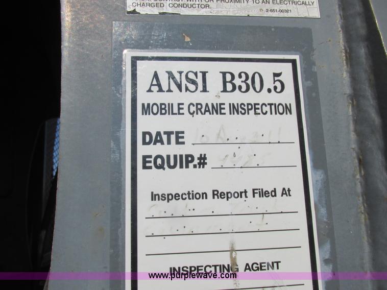 image for item L4015 1993 International 9400 crane truck