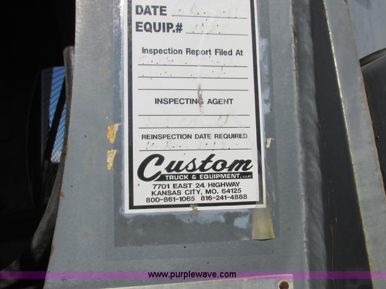 image for item L4015 1993 International 9400 crane truck