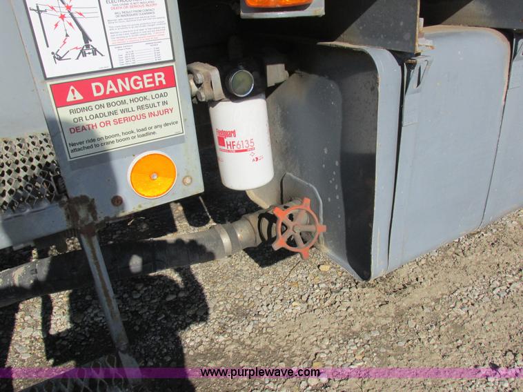 image for item L4015 1993 International 9400 crane truck