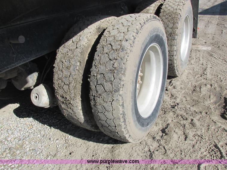 image for item L4015 1993 International 9400 crane truck