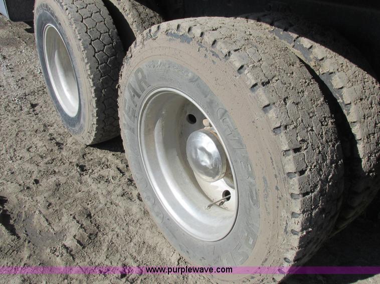 image for item L4015 1993 International 9400 crane truck