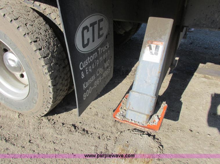 image for item L4015 1993 International 9400 crane truck