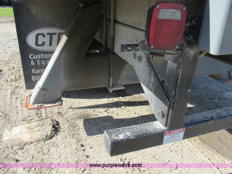 image for item L4015 1993 International 9400 crane truck