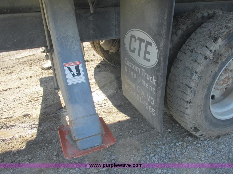 image for item L4015 1993 International 9400 crane truck