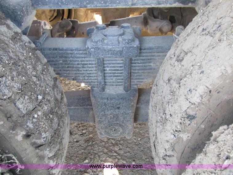 image for item L4015 1993 International 9400 crane truck