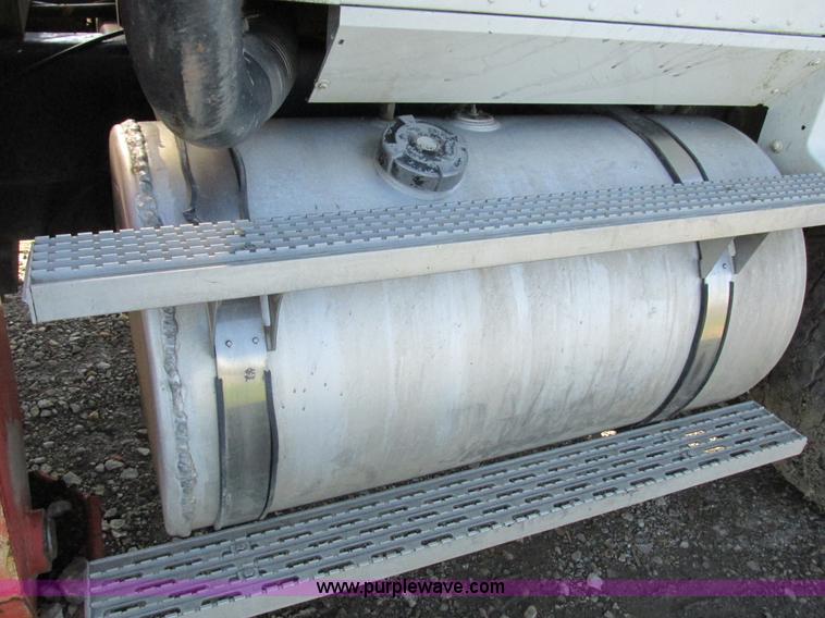 image for item L4015 1993 International 9400 crane truck