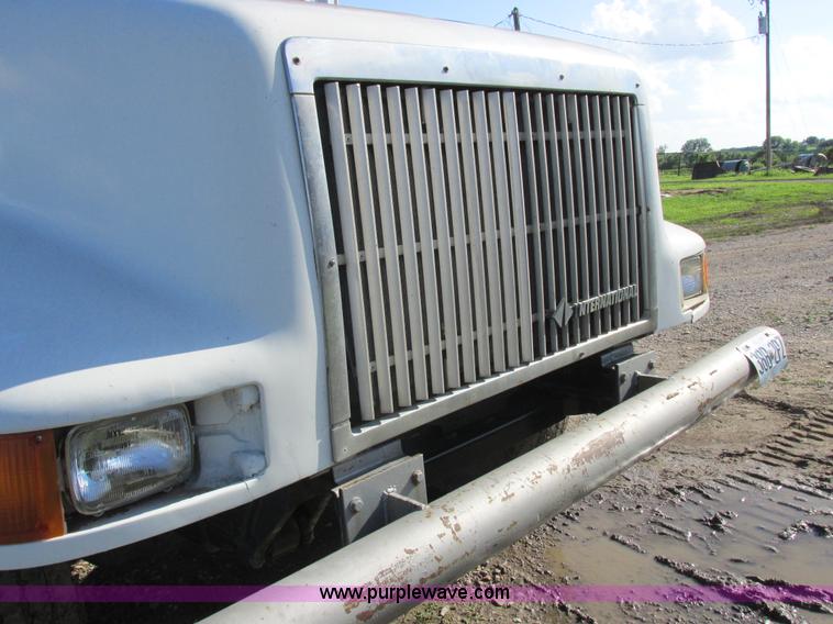 image for item L4015 1993 International 9400 crane truck