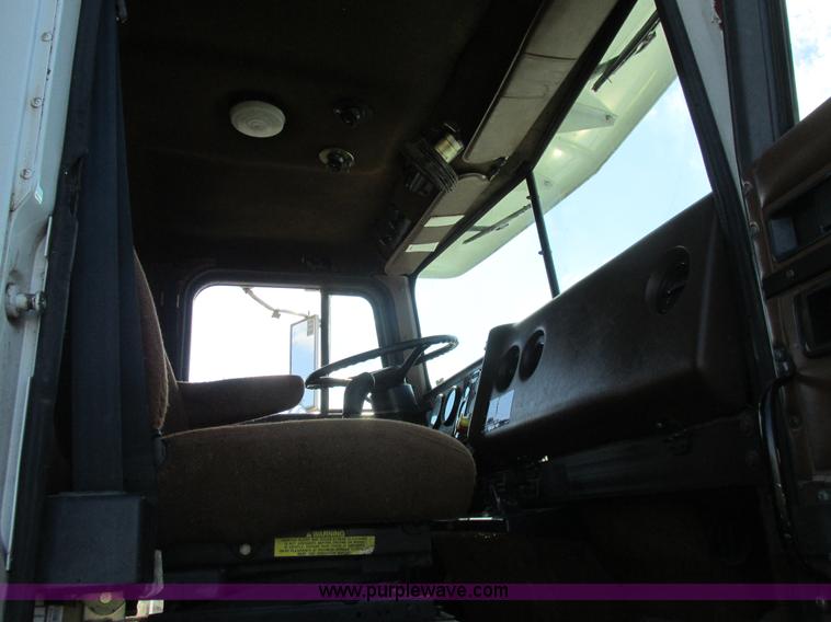 image for item L4015 1993 International 9400 crane truck