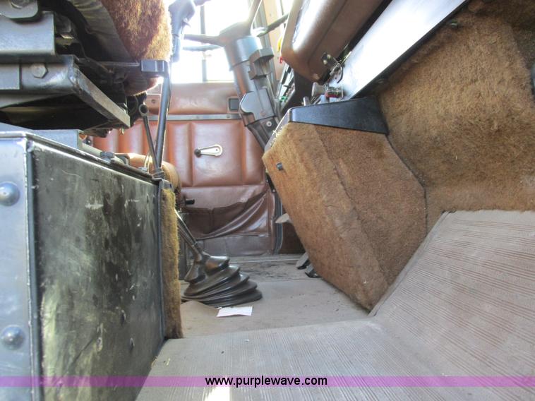 image for item L4015 1993 International 9400 crane truck