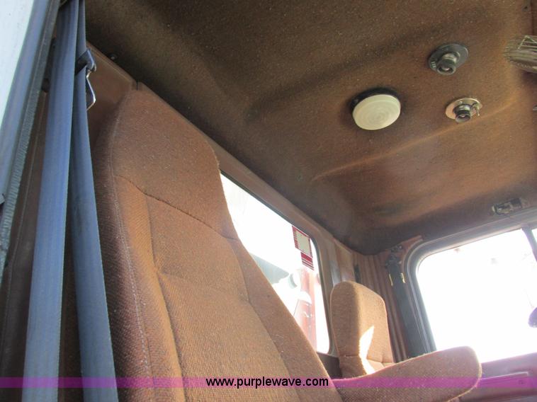 image for item L4015 1993 International 9400 crane truck