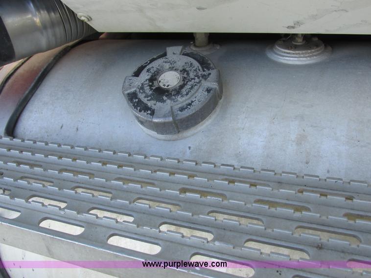 image for item L4015 1993 International 9400 crane truck