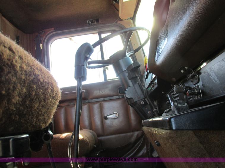 image for item L4015 1993 International 9400 crane truck