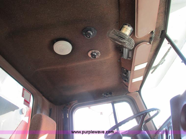 image for item L4015 1993 International 9400 crane truck