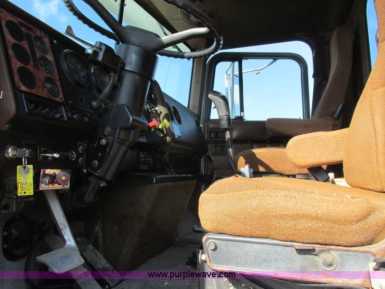 image for item L4015 1993 International 9400 crane truck