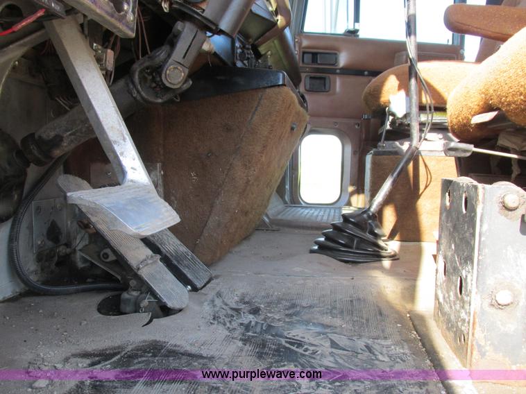 image for item L4015 1993 International 9400 crane truck