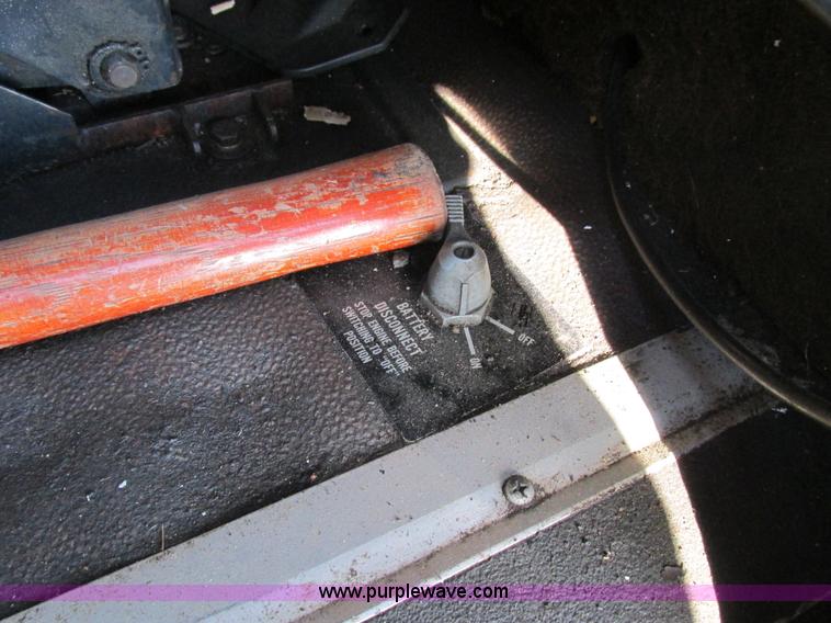 image for item L4015 1993 International 9400 crane truck