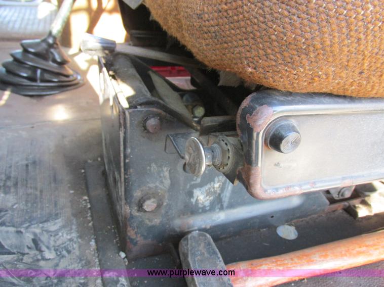 image for item L4015 1993 International 9400 crane truck