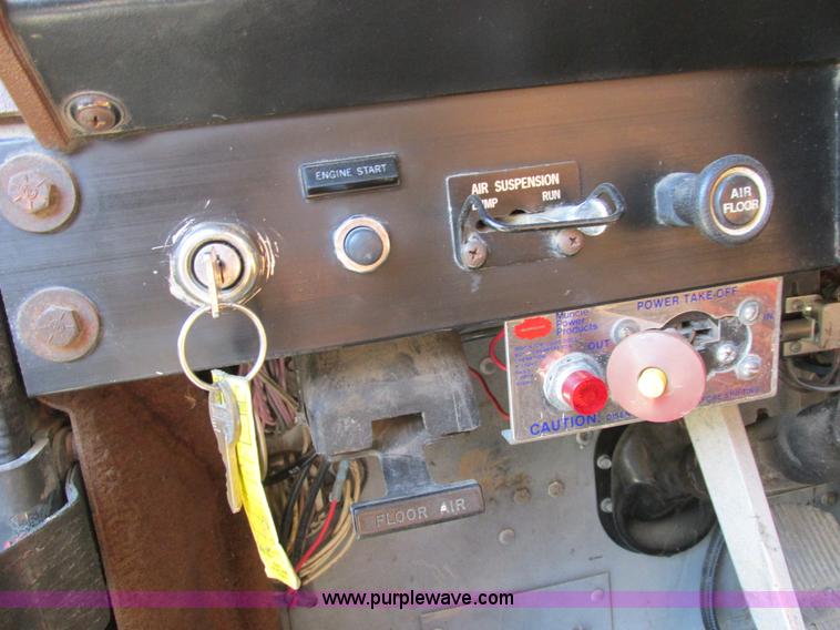 image for item L4015 1993 International 9400 crane truck