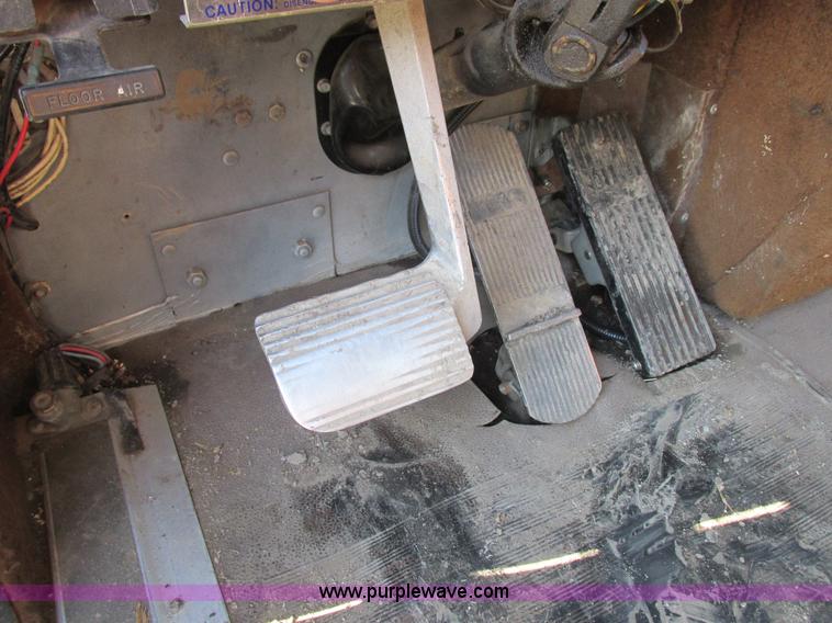 image for item L4015 1993 International 9400 crane truck