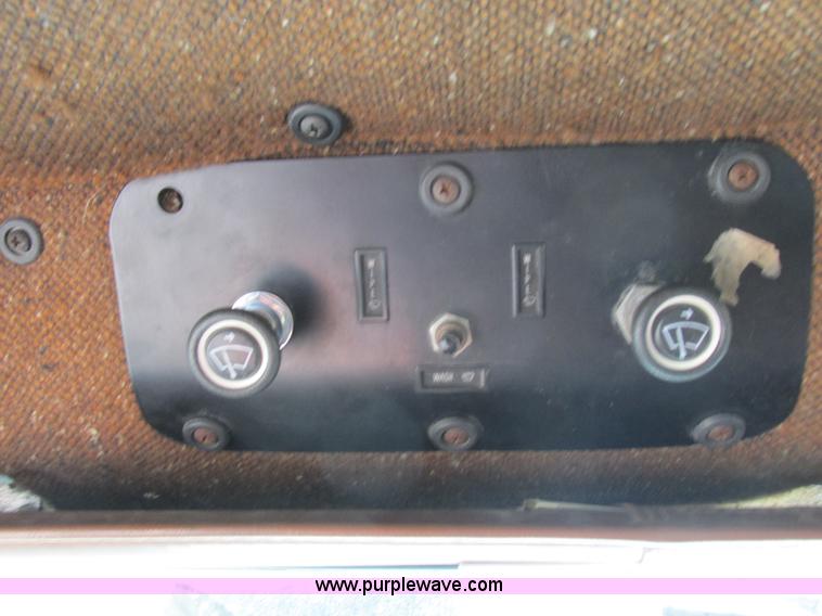 image for item L4015 1993 International 9400 crane truck