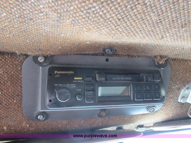 image for item L4015 1993 International 9400 crane truck