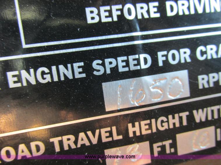 image for item L4015 1993 International 9400 crane truck