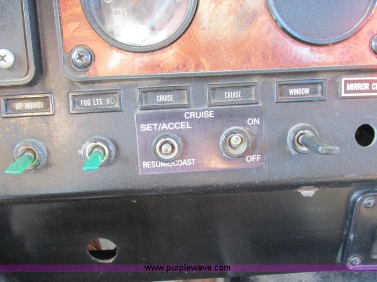 image for item L4015 1993 International 9400 crane truck