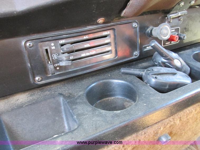 image for item L4015 1993 International 9400 crane truck