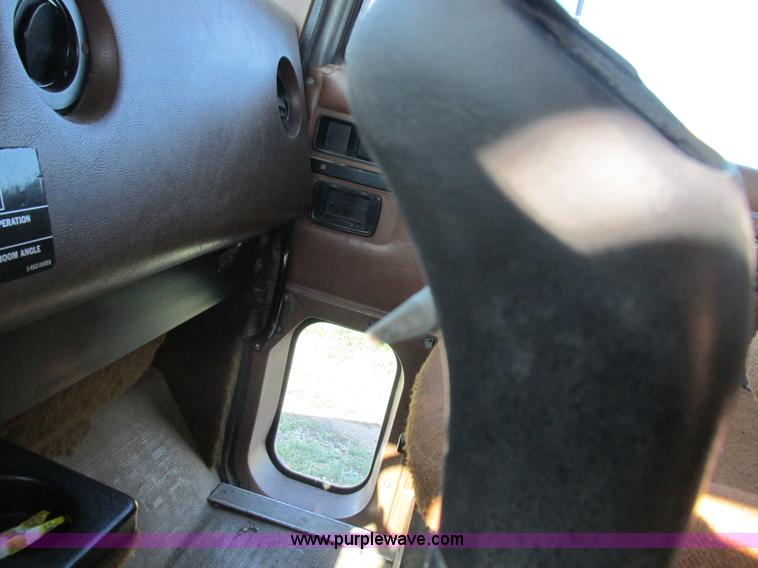 image for item L4015 1993 International 9400 crane truck