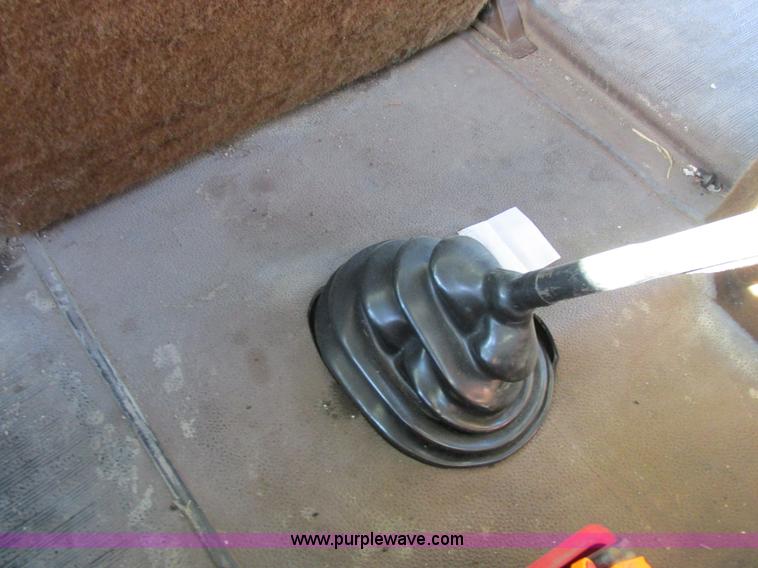 image for item L4015 1993 International 9400 crane truck