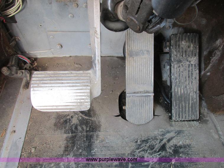 image for item L4015 1993 International 9400 crane truck