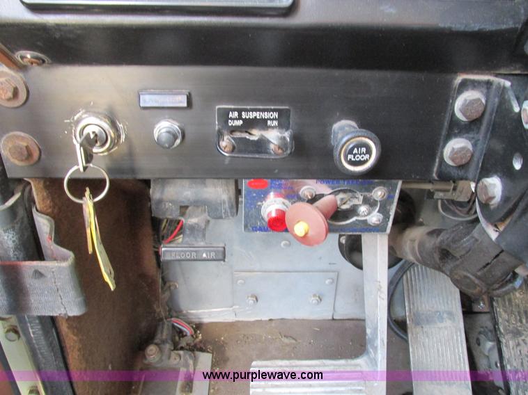 image for item L4015 1993 International 9400 crane truck